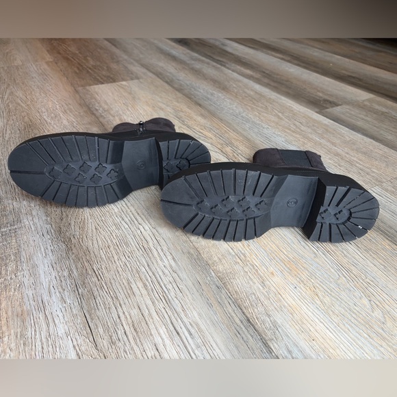 Universal Thread Black Ankle Boots - Picture 3 of 7